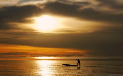 MEDITATĪVAIS SAULLĒKTA CEĻŠ JŪRĀ AR LAIVĀM UN SUP_1 MEDITATĪVAIS SAULLĒKTA CEĻŠ JŪRĀ AR LAIVĀM UN SUP_1